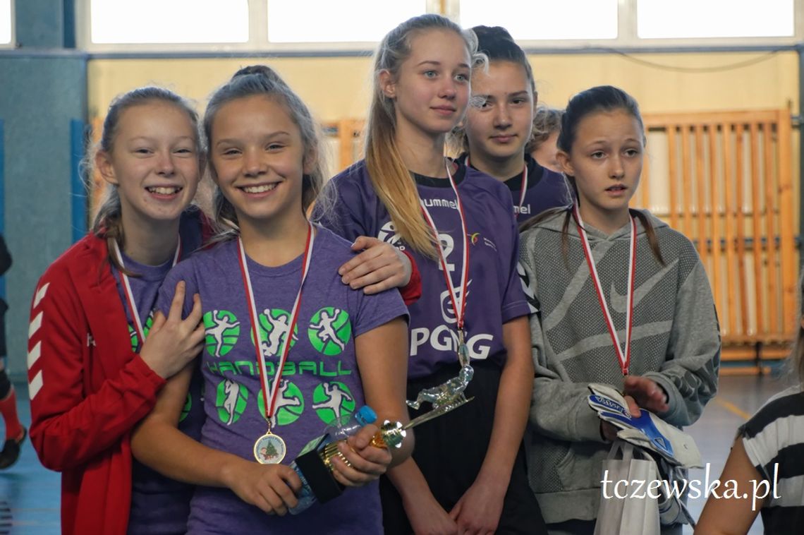 (ZDJĘCIA) W Tczewie rozegrano Mikołajkowy Turniej Piłki Nożnej dla uczniów szkół podstawowych 