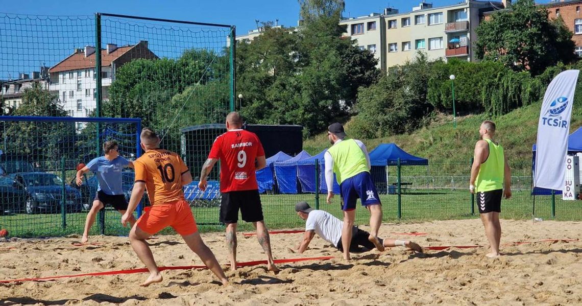 [ZDJECIA] Wakacyjne emocje i dobra zabawa podczas turnieju piłki ręcznej plażowej. A kto na podium?