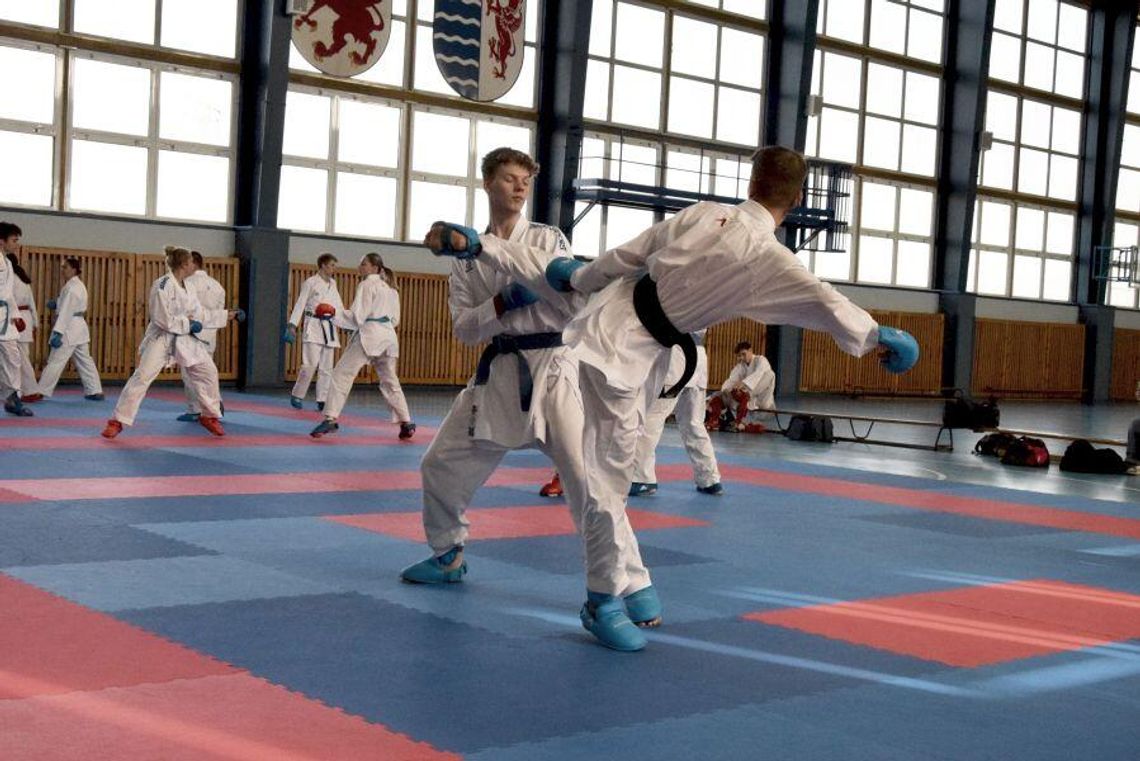 [ZDJĘCIA] WIELKIE SERCA! Sparingi karate zawodników Karate Senshi Tczew na rzecz powodzian z południa kraju