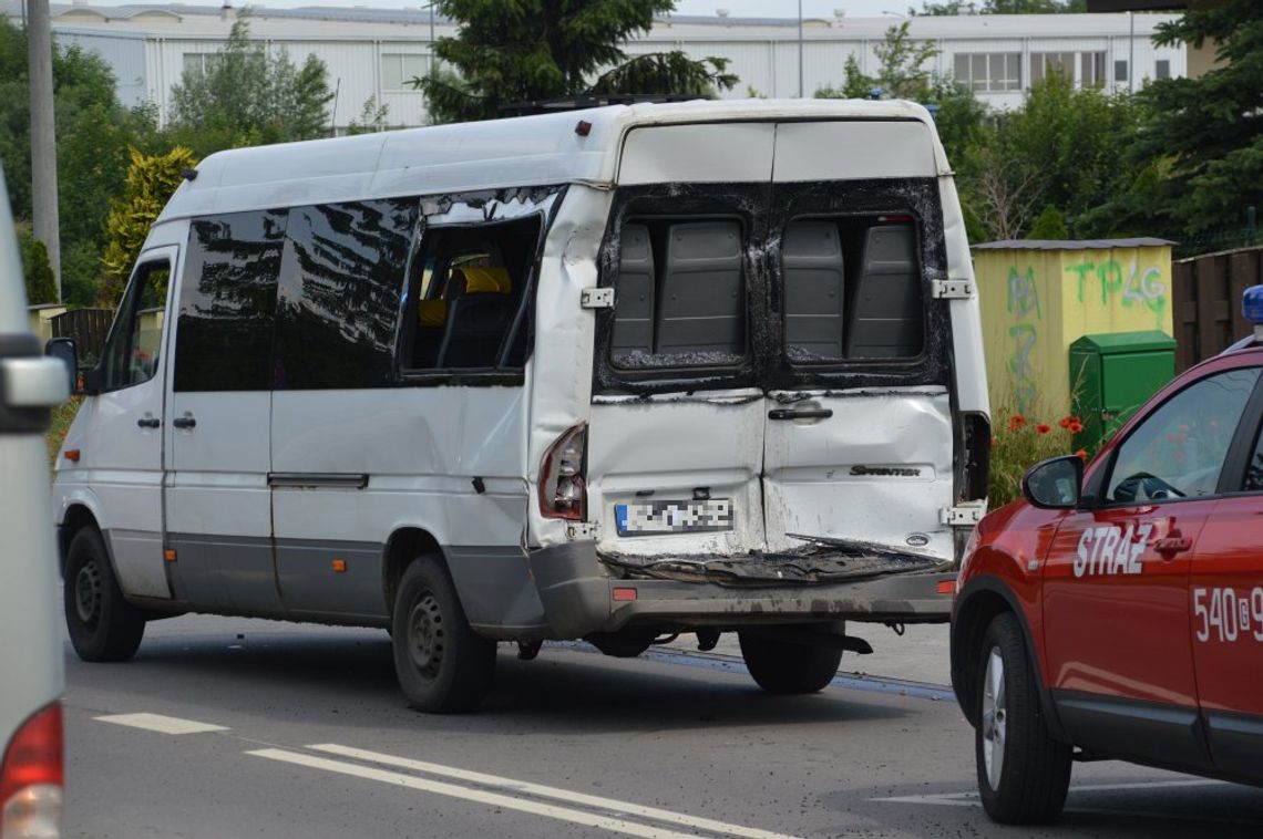 (ZDJĘCIA) Wstępnie - bus lokalnego przewoźnika uderzony przy przystanku w Bałdowie