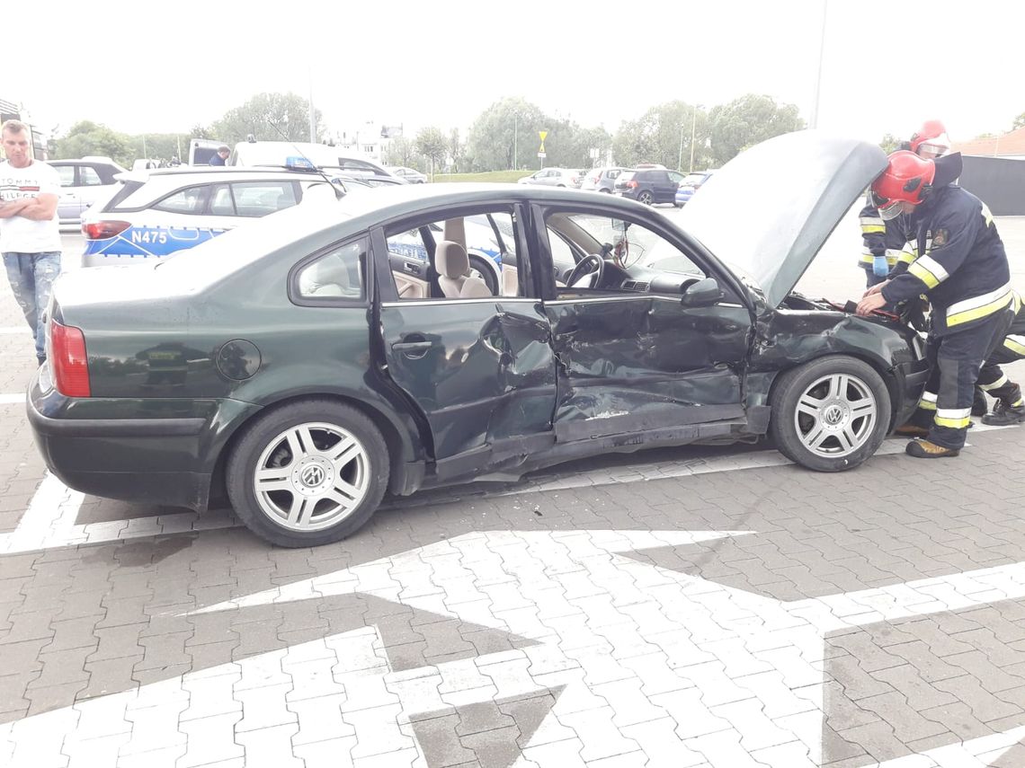 (ZDJĘCIA) Wypadek przy tczewskim McDonaldzie. Dwie osoby poszkodowane. Utrudnienia w ruchu