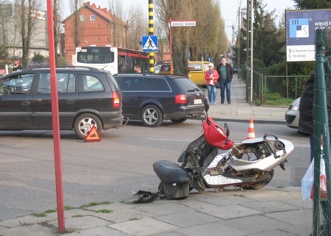 (ZDJĘCIA) Zderzenie skutera z osobowym oplem przy ul. Gdańskiej
