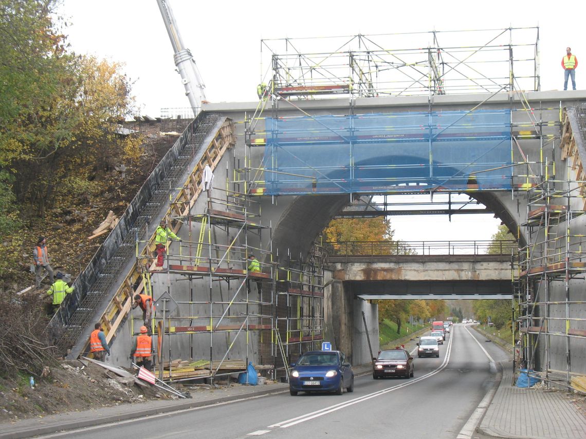 (ZDJĘCIA) Zobacz jak pięknieją wiadukty nad "jedynką"!