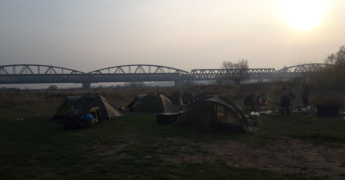 (ZDJĘCIA) Żołnierze Formozy i weterani rozbili obóz pod Tczewem. Spływali Wisłą do Gdyni