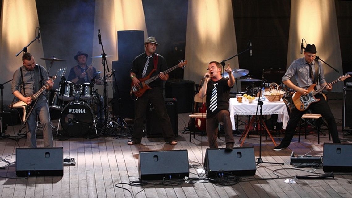 Zespół Black Flowers nagrywa do tekstów Grzegorza Ciechowskiego Zespół Black Flowers nagrywa do tekstów Grzegorza Ciechowskiego