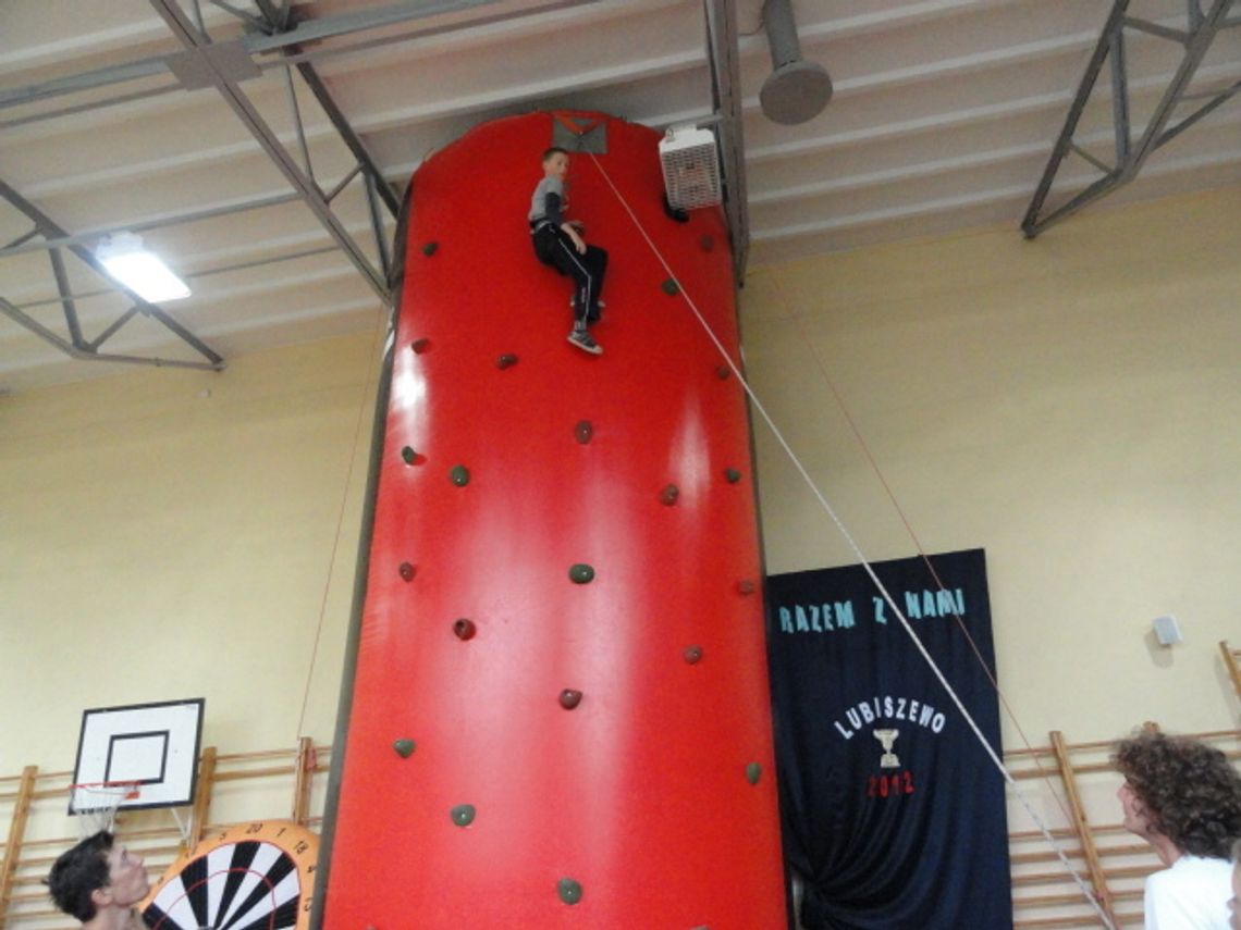 Zjeżdżalnie, samochodziki i słodycze. Dzień Dziecka w SP w Lubiszewie