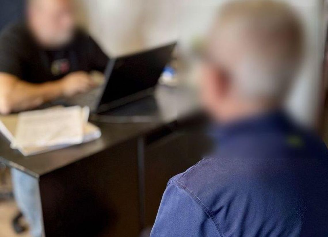 Znalazł cudzą kartę, ale jej nie oddał... Płacił nią w sklepach