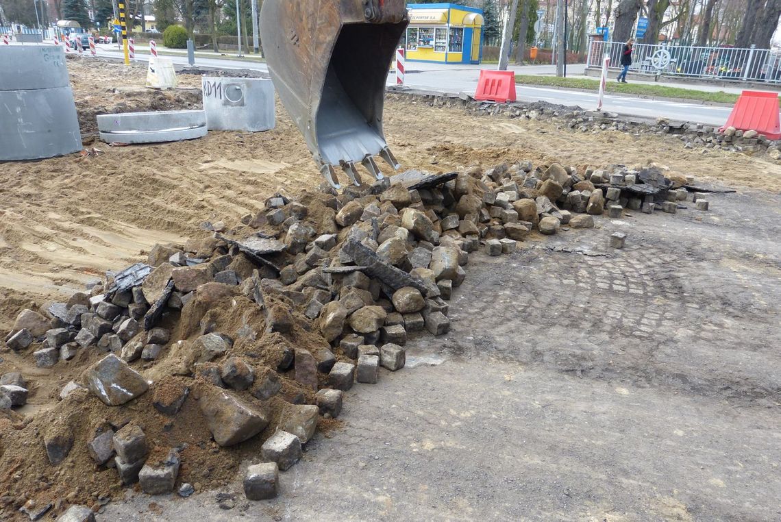 Znikający bruk-widmo. Co się stanie z kostką z ronda? Znikający bruk-widmo. Co się stanie z kostką z ronda?