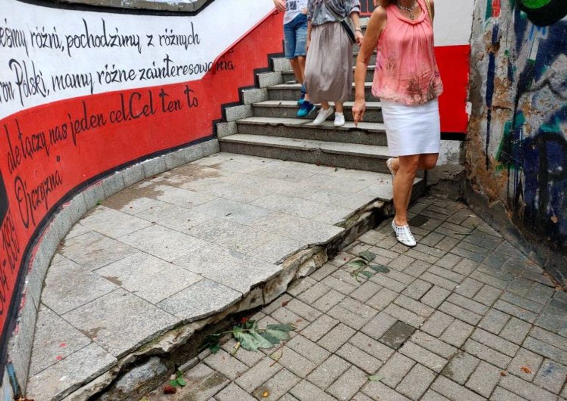 Zniszczone i zaniedbane schody na Starym Mieście 