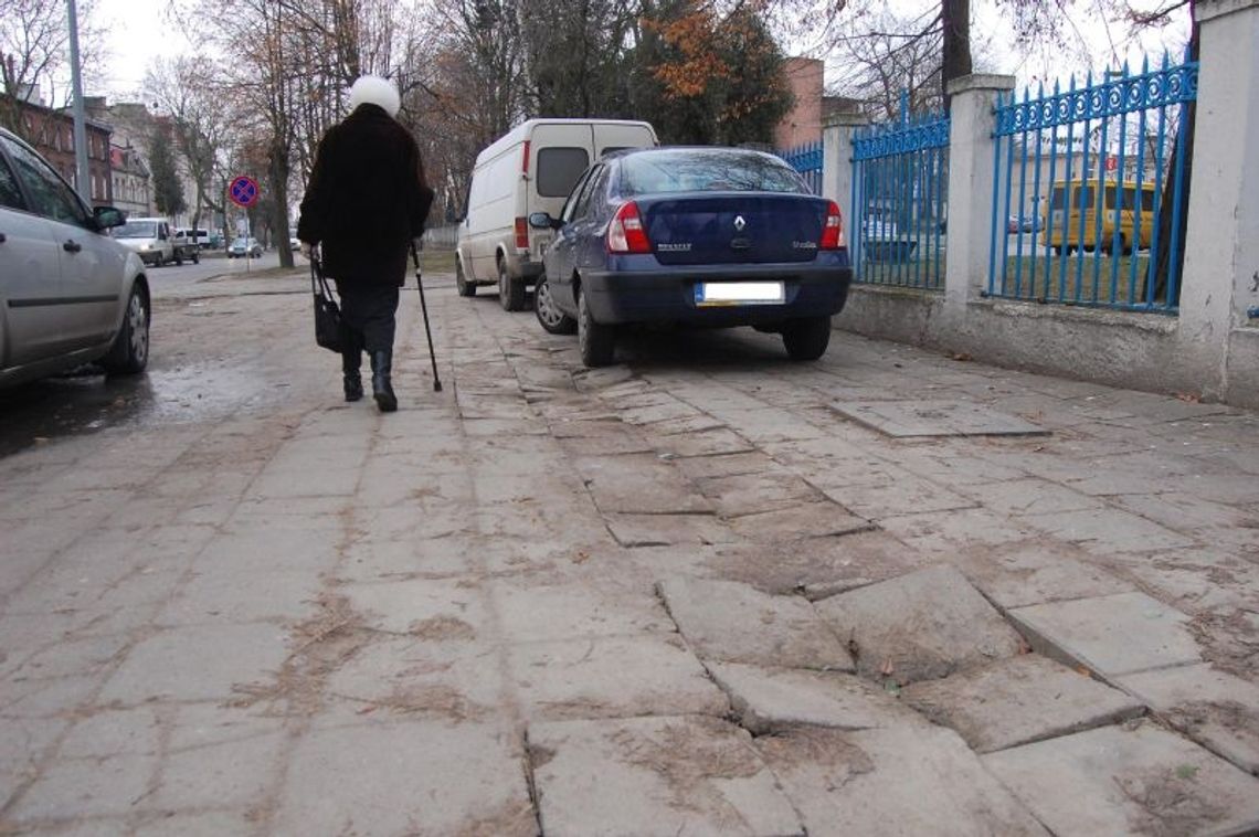 Zniszczony chodnik przed szpitalem