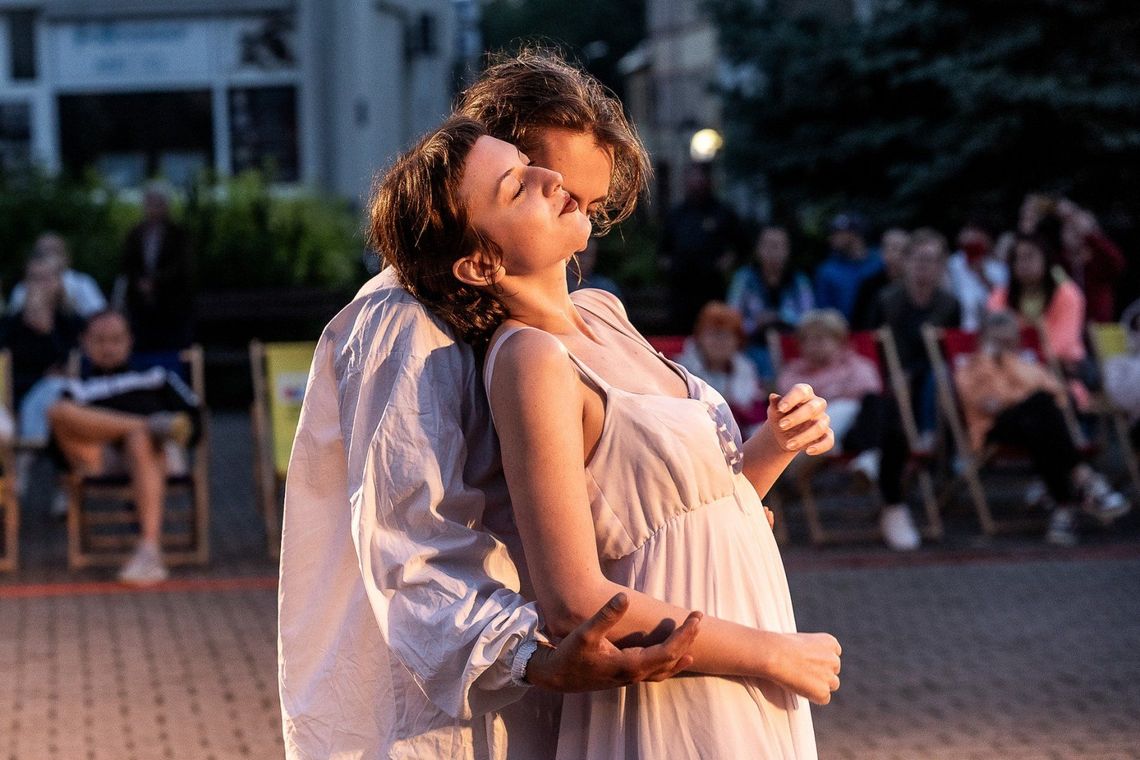 🎭 Fin Amor – spektakl Teatru Ewolucji Cienia na pl. Hallera w Tczewie 🎭 Fin Amor – spektakl Teatru Ewolucji Cienia na pl. Hallera w Tczewie