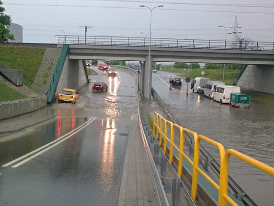  Samochód utknął w kałuży pod wiaduktem