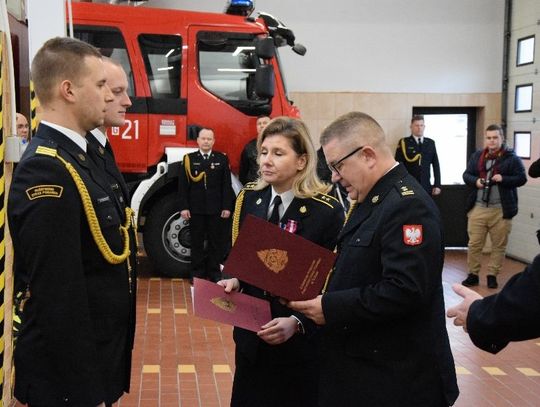 Uroczysta zbiórka strażacka z okazji Święta Niepodległości i przekazanie nowego wozu bojowego