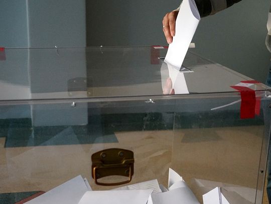 Kontrowersje z kartami referendalnymi  Duża frekwencja i niszczenie demokracji bezpośredniej