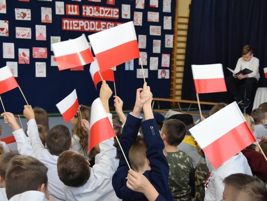 Uczniowie dali pokaz patriotyzmu podczas IV. Festiwalu Pieśni Patriotycznej W HOŁDZIE NIEPODLEGŁEJ