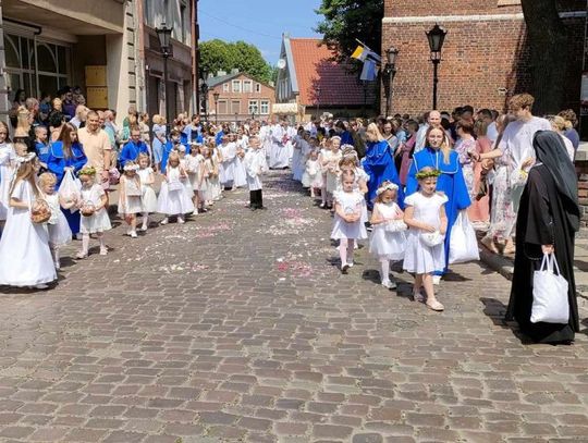 Procesja Bożego Ciała ulicami Tczewa. Tradycja na Kociewiu wciąż żywa!