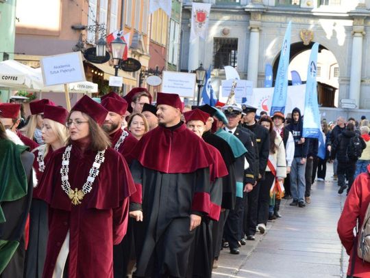 Rektorzy, naukowcy i studenci – paradą zainaugurowali nowy rok akademicki