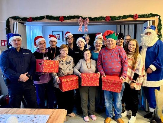 100 paczek i mnóstwo uśmiechów. Policyjny Niebieski Mikołaj znów w akcji