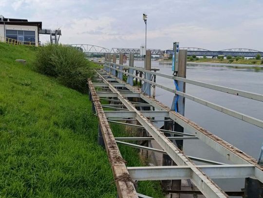 Tor dla rolkarzy i rowerzystów zniknął. Nie ma też desek na przystani w Tczewie. Szukuje się remont....