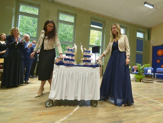 Wielki jubileusz „Dwójki” w Tczewie. Były wspomnienia, tort i nagrody dla nauczycieli