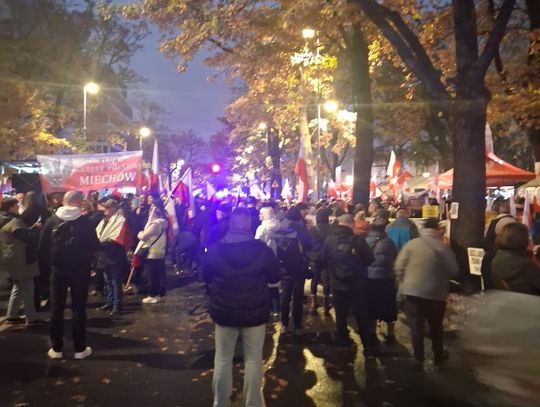 Polacy protestują przeciwko siłowemu przejmowaniu Trybunału Konstytucyjnego